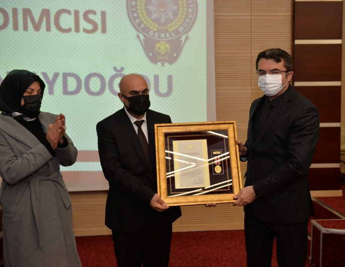 Şehit ailesi ve gazilere övünç madalyaları törenle verildi