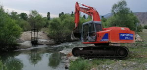 Şenkaya Belediyesi iş makinalarıyla sulama arklarını temizledi