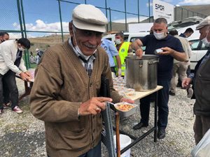 Şenkaya Belediyesi vatandaşa aşure ikram etti