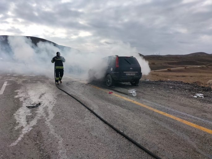 Seyir halindeki otomobil aniden alev aldı