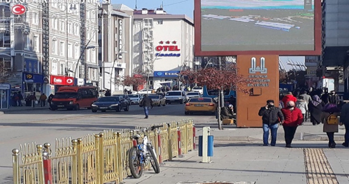 Sokaklar yine sosyal mesafesiz