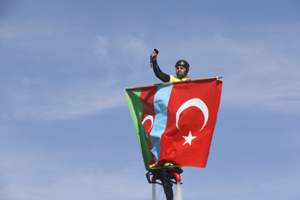 Su üzerinde yapılan gösteride Azerbaycan ve Türk bayrağı açıldı