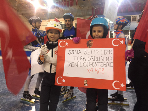 Sürat pateni sporcularından Mehmetçiğe destek