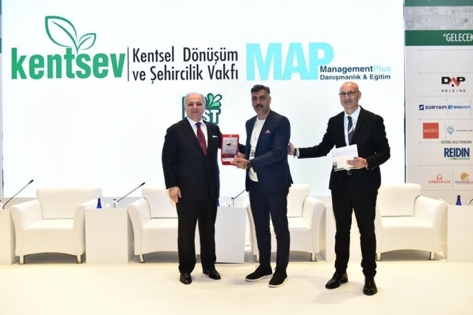 Türkiye’nin en başarılı belediye başkanı Mehmet Sekmen’e bir ödül daha