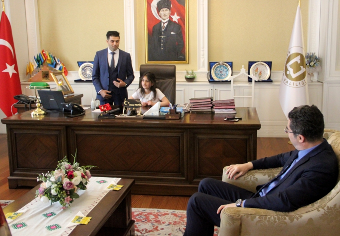 Vali Memiş, koltuğunu 4. sınıf öğrencisi Elif’e devretti