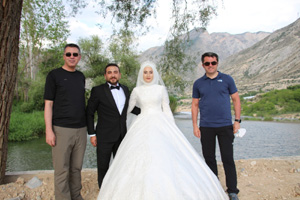 Vali Memiş, yeni evlenen çiftle hatıra fotoğrafı çekildi