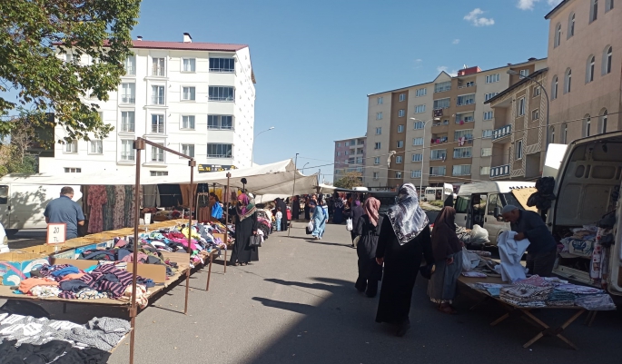 VATANDAŞLAR PAZAR YERLERİNİ TERCİH EDİYOR