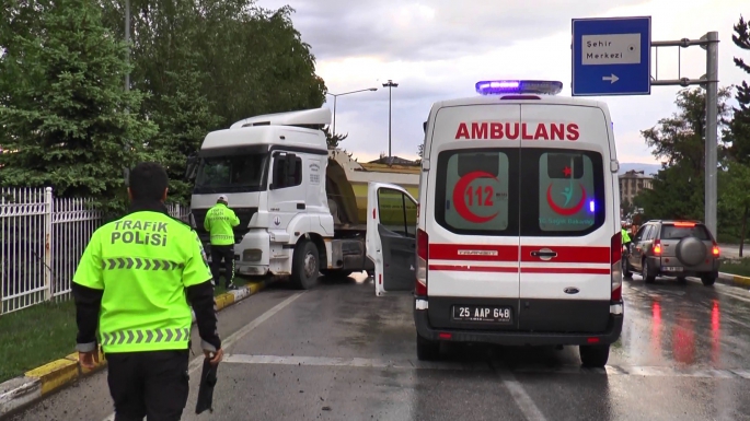 Yağış sonrası kayganlaşan yolda direksiyon hakimiyetini kaybeden kamyon refüje çıktı