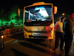 Yağmurlu yolda kayan tur otobüsü 3 aracı biçti: 7 yaralı