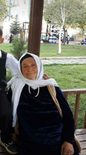 Yaşlı kadın evinde boğazı kesilmiş halde ölü bulundu