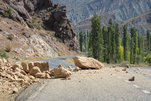 Yola düşen dev kayalar yolu kapattı